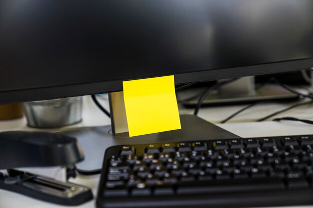 Post it Hinweis auf Computer