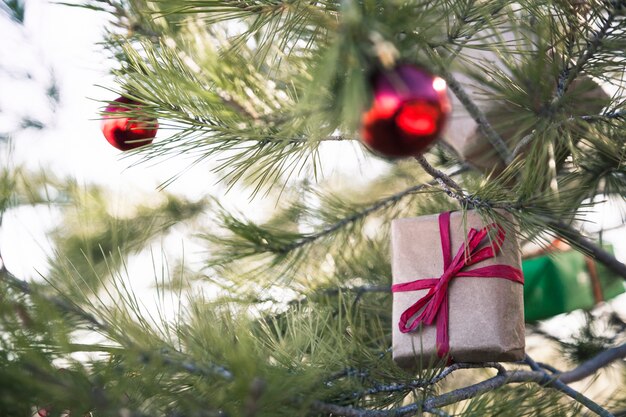 Präsentkartons und Weihnachtskugeln im Baum
