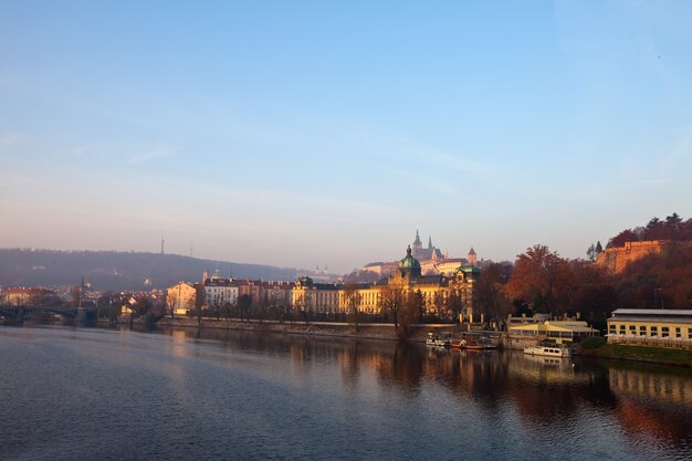 Prag von der Moldau. Tschechien