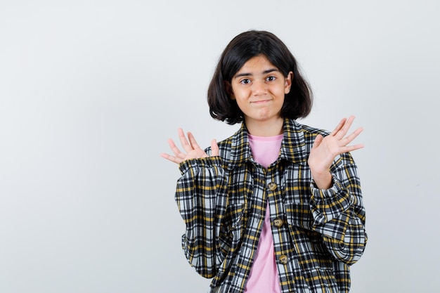 Kostenloses Foto preteen mädchen zeigt hilflose geste in hemd, jacke, vorderansicht.