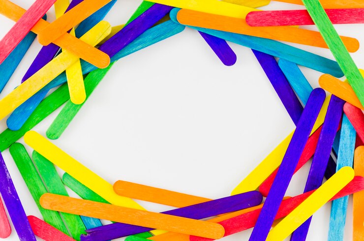 Kostenlose Foto pride flag mit bunten stöcken