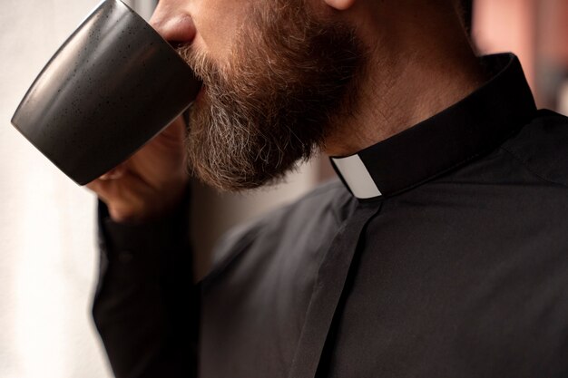 Priester in seiner Mittagspause aus nächster Nähe