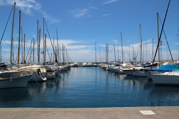 Private Boote parkten im Hafen unter dem reinen blauen Himmel