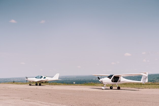 Privatflugzeuge im Feld