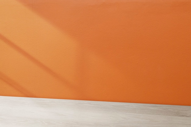 Produkthintergrund aus Holztisch, orangefarbenes Wanddesign