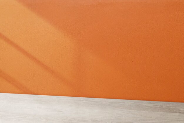 Produkthintergrund aus Holztisch, orangefarbenes Wanddesign