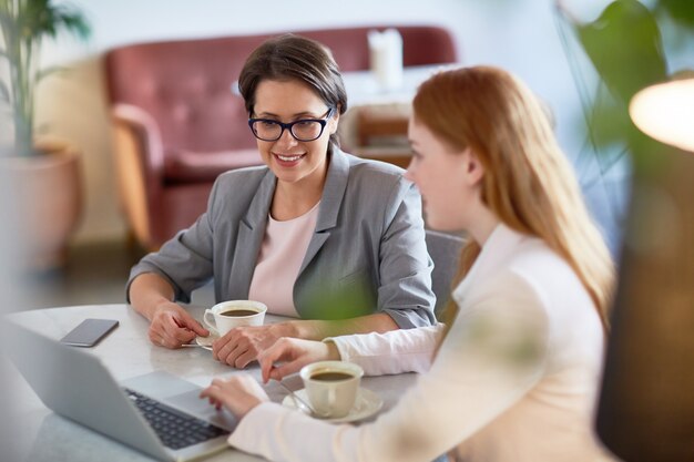 Produktive Projektdiskussion im Kaffeehaus