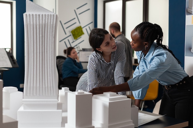 Professionelle Architektur multiethnische Frauen arbeiten