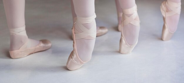 Professionelle Balletttänzer, die zusammen in Spitzenschuhen trainieren