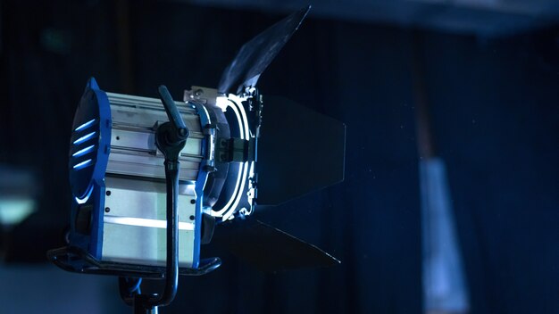 Professionelle Beleuchtungsgeräte am Filmset mit Partikeln in der Luft