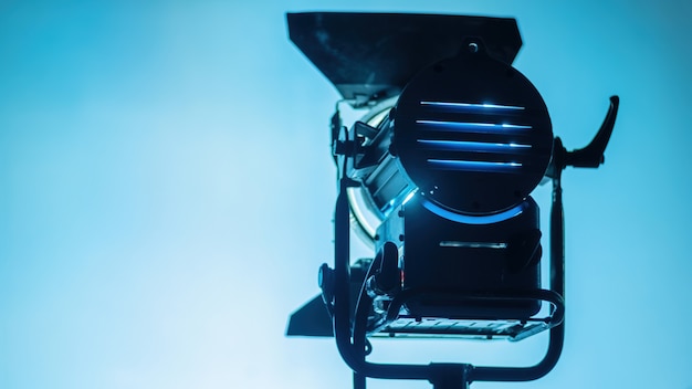 Kostenloses Foto professionelle beleuchtungsgeräte am filmset