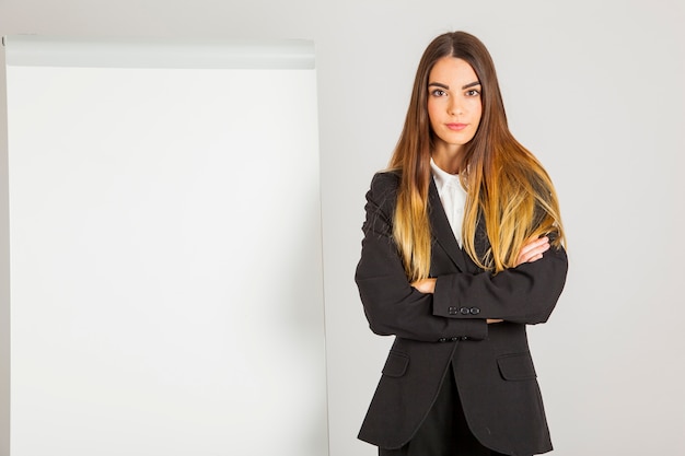 Professionelle Frau mit ernster Pose