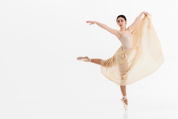 Professionelle junge Ballerina, die mit Anmut tanzt