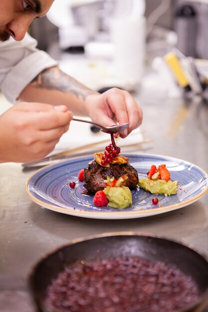 Professionelle Lebensmitteldekoration in der Restaurantküche. Koch macht einen tollen Job