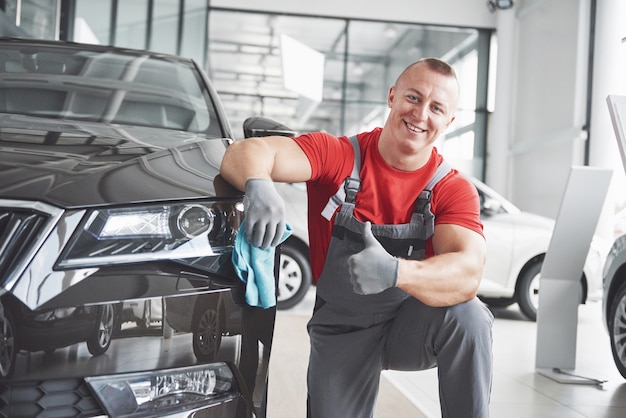 Professionelle Reinigung und Autowäsche im Autohaus.