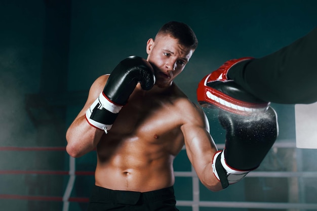 Professioneller Boxer beim Boxring-Boxtraining