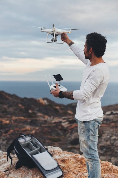 Professioneller Drohnenpilot oder Stockfotograf