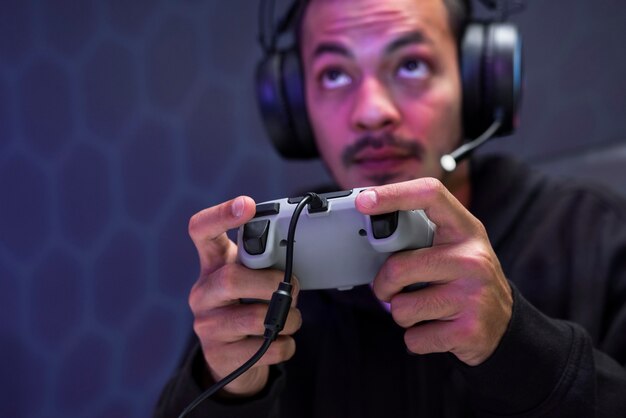 Professioneller eSport-Gamer, der ein Spiel mit Gaming-Controller spielt