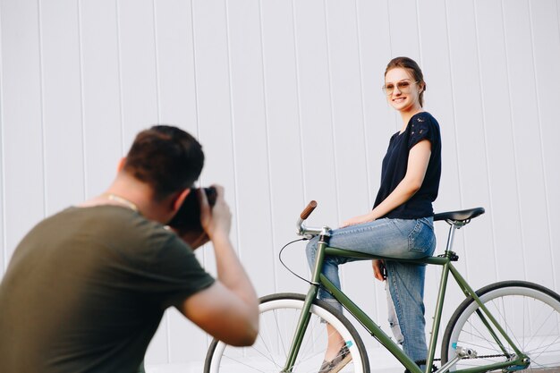 Zwei Madchen Und Ein Fotograf Kostenlose Foto