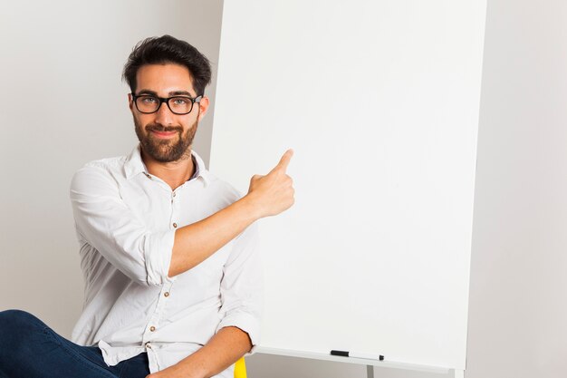 Professioneller Geschäftsmann mit Whiteboard