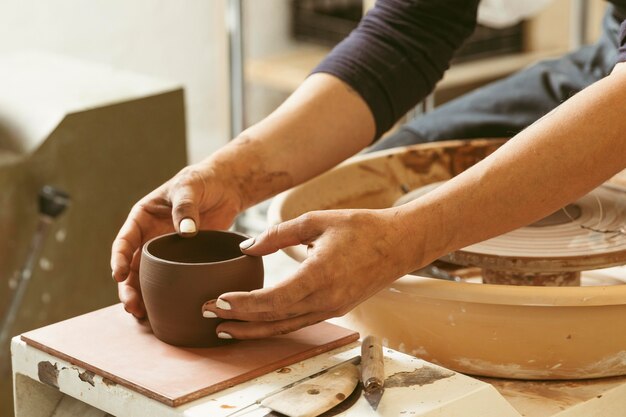 Professioneller Handwerkerjob in der Werkstatt