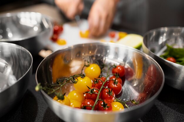 Professioneller Koch bereitet Essen in der Küche zu