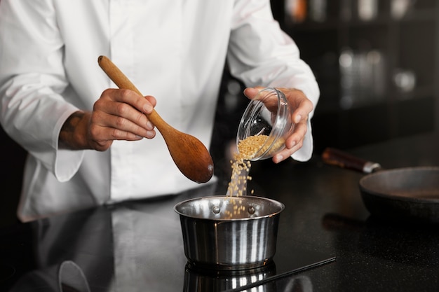 Professioneller Koch bereitet Essen in der Küche zu