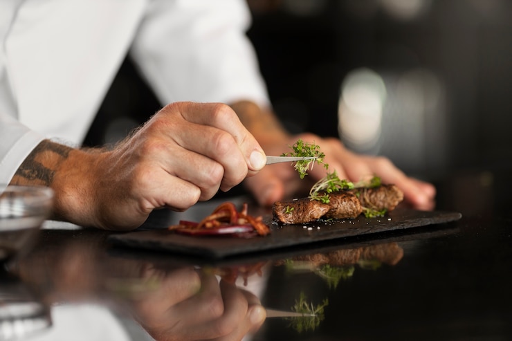 Kostenlose Foto professioneller koch bereitet essen in der küche zu