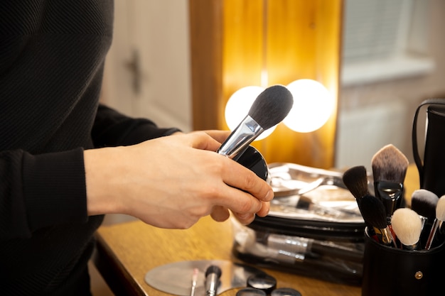 Professioneller Maskenbildner, der im Salon arbeitet