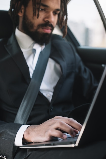 Professioneller Mitarbeiter mit Laptop