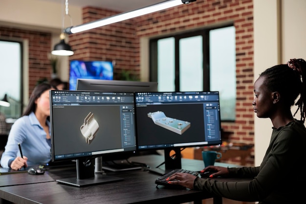 Professioneller Modellierer eines kreativen Unternehmens, der 3D-Modelle mit spezieller Software erstellt. Digitaltechniker entwickelt Prototyp-Mesh mit modernem Computer, während er am Schreibtisch im Büro sitzt.