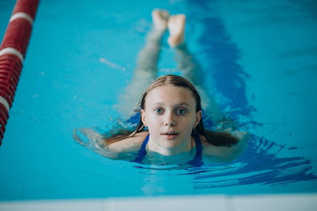 Professioneller Schwimmer der Frau im Schwimmbad