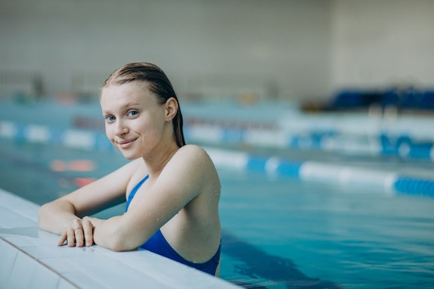 Professioneller Schwimmer der Frau im Schwimmbad