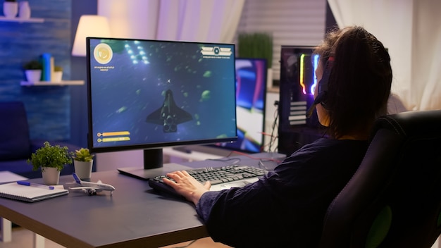 Kostenloses Foto profi-gamer, der während der digitalen meisterschaft mit anderen spielern ins mikrofon spricht