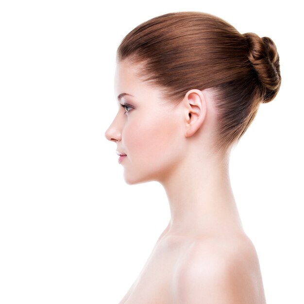 Profilporträt der jungen schönen Frau mit sauberer frischer Haut - lokalisiert auf Weiß.