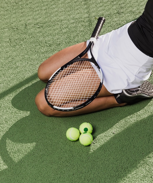 Kostenloses Foto profisportler mit tennisausrüstung