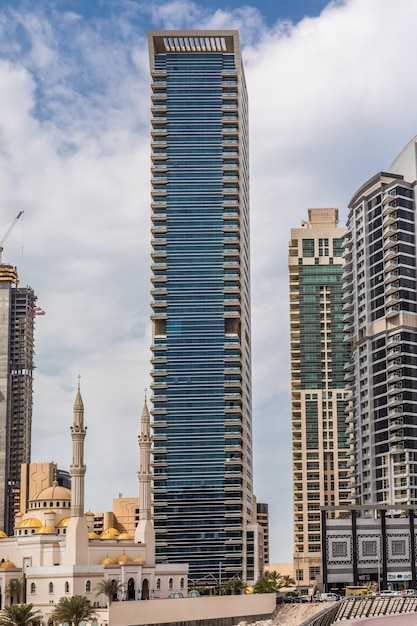Promenade und Kanal in Dubai Marina mit luxuriösen Wolkenkratzern in den Vereinigten Arabischen Emiraten