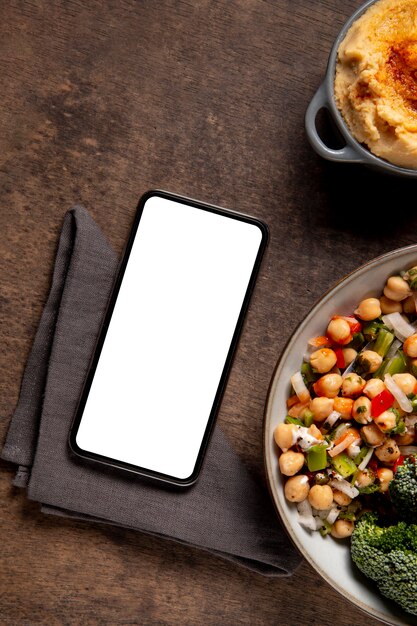 Proteinreiche Mahlzeit mit Smartphone-Arrangement