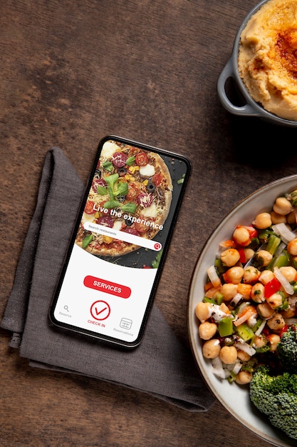 Proteinreiche Mahlzeit mit Smartphone-Arrangement