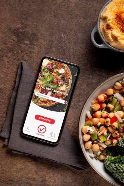 Proteinreiche Mahlzeit mit Smartphone-Arrangement