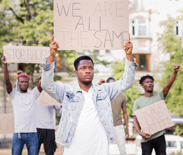 Kostenloses Foto protest gegen schwarze lebende materie