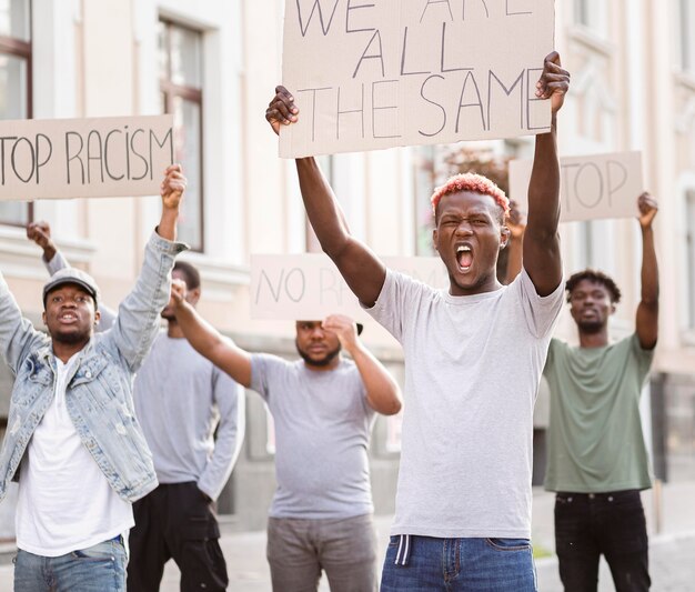 Protest gegen schwarze lebende Materie