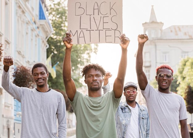 Protest gegen schwarze lebende Materie