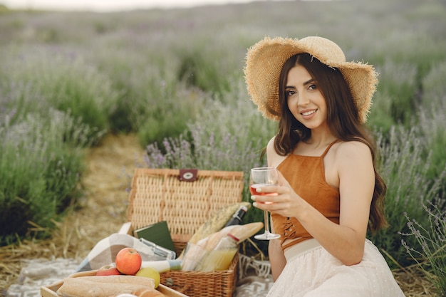 Provence Frau, die im Lavendelfeld entspannt. Dame in einem Picknick.