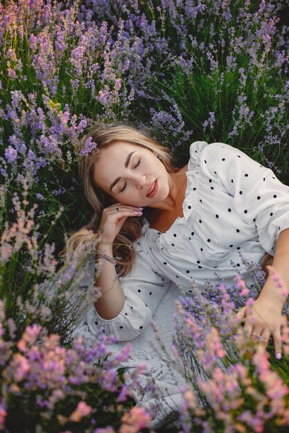 Provence Frau, die im Lavendelfeld entspannt. Dame in einem weißen Kleid.