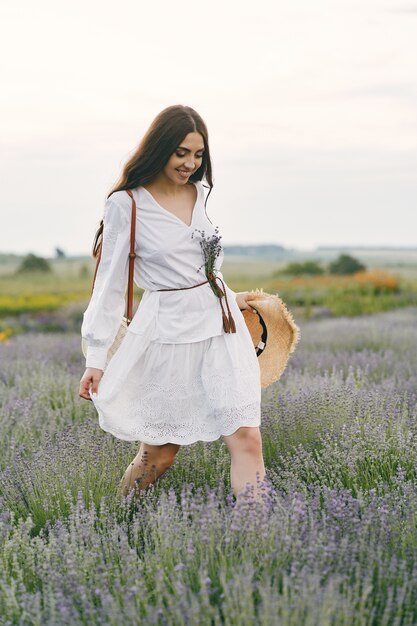Provence Frau, die im Lavendelfeld entspannt. Dame in einem weißen Kleid.
