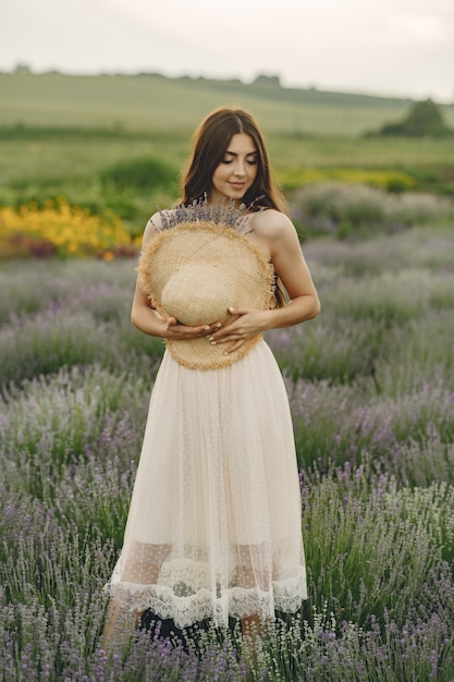 Provence Frau, die im Lavendelfeld entspannt. Dame mit Strohhut.