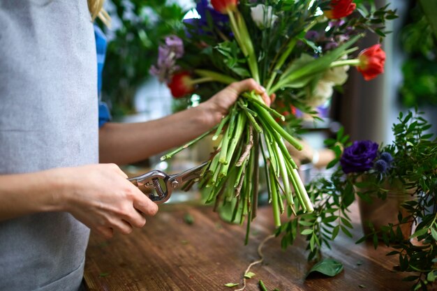 Kostenloses Foto prozess des arrangierens des blumenstraußes