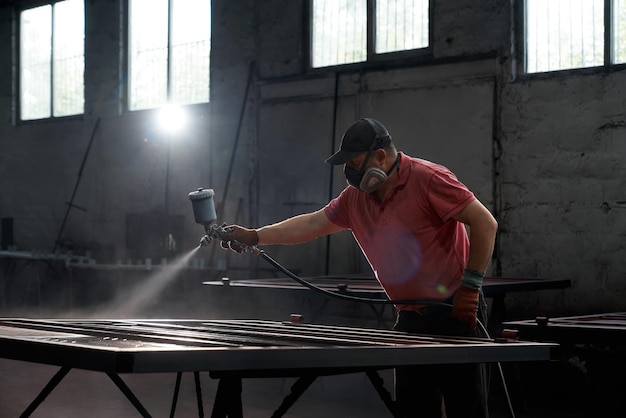 Kostenloses Foto prozess des lackierens von tor mit polyvisor in der werkstatt