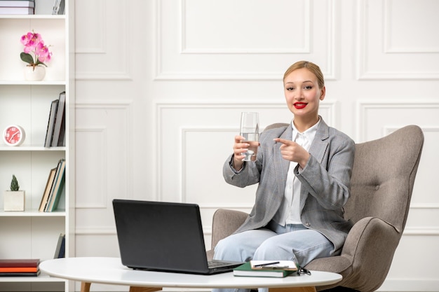Psychologin, blonde, süße, junge, berufstätige Frau, die aufgeregt Online-Sitzungen anbietet